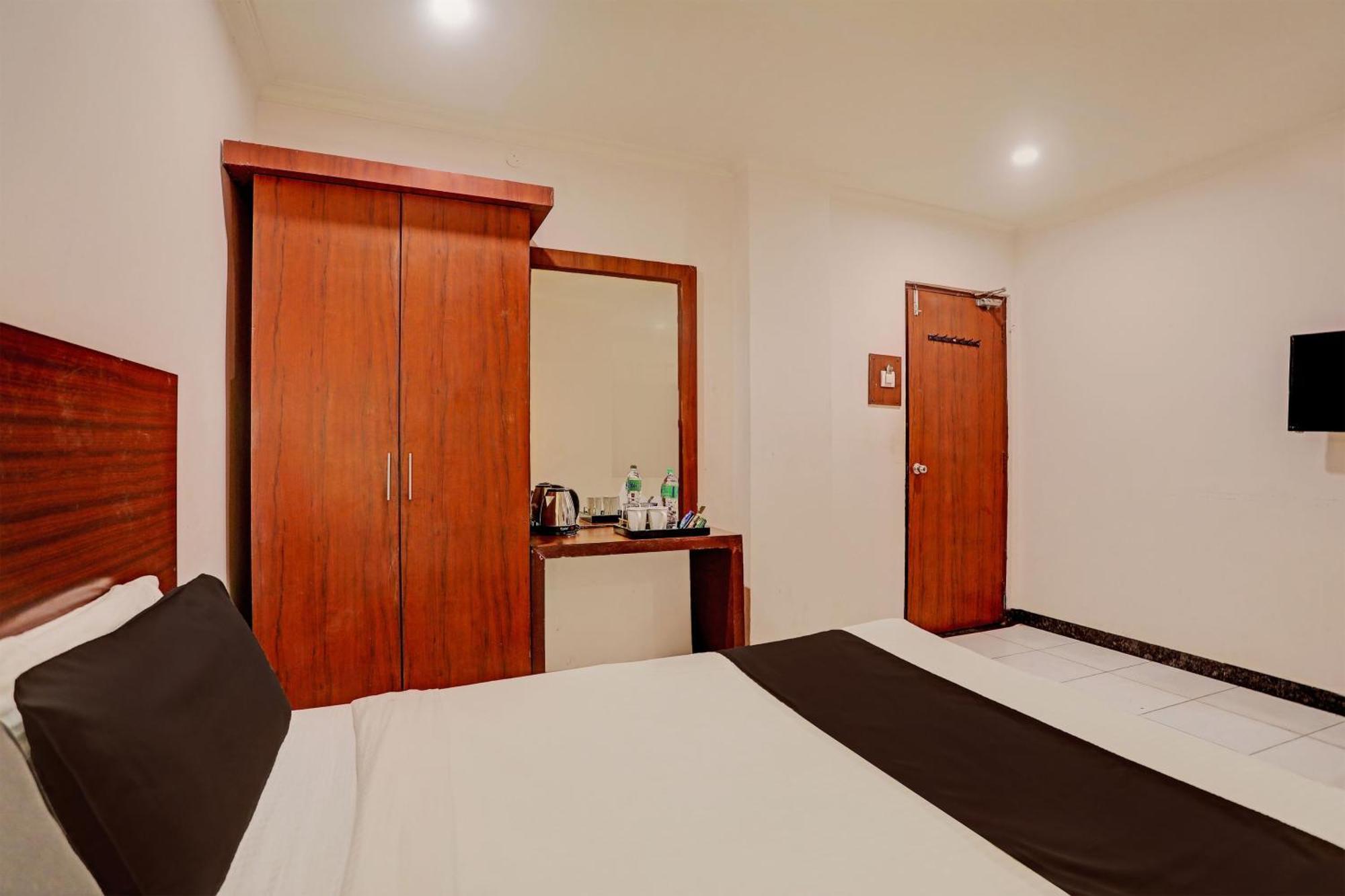 Hotel Airport Land New Delhi Buitenkant foto