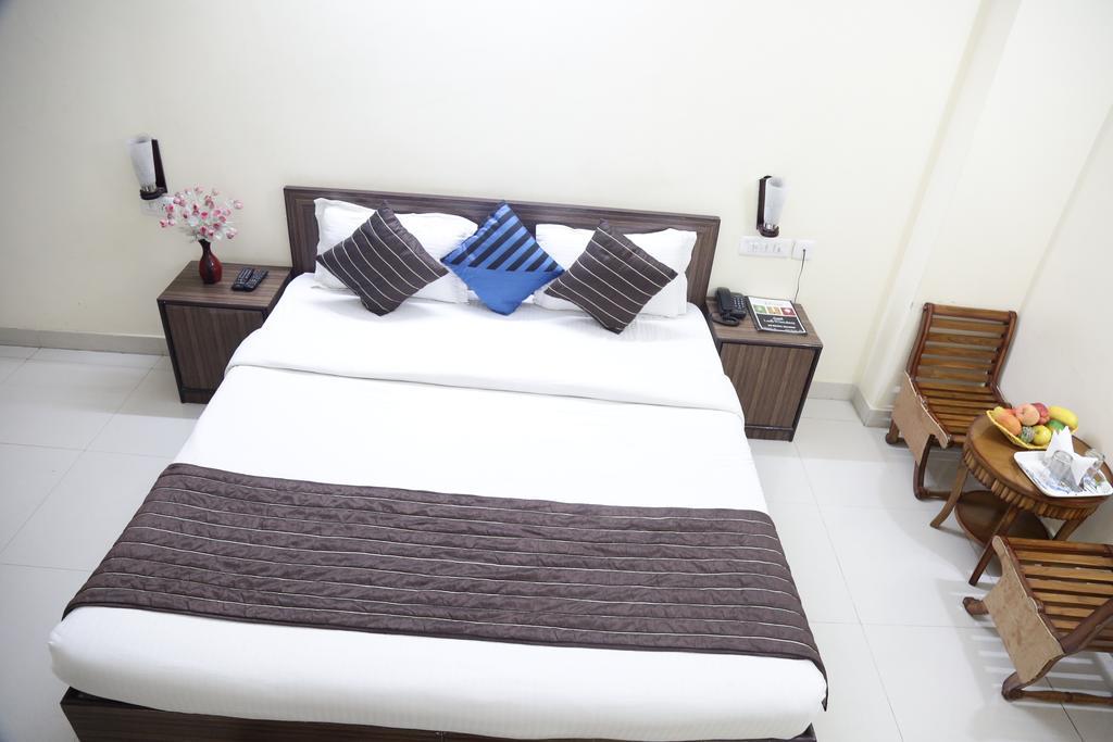 Hotel Airport Land New Delhi Buitenkant foto
