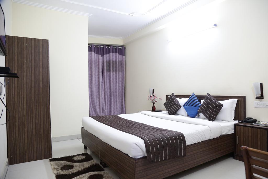 Hotel Airport Land New Delhi Buitenkant foto
