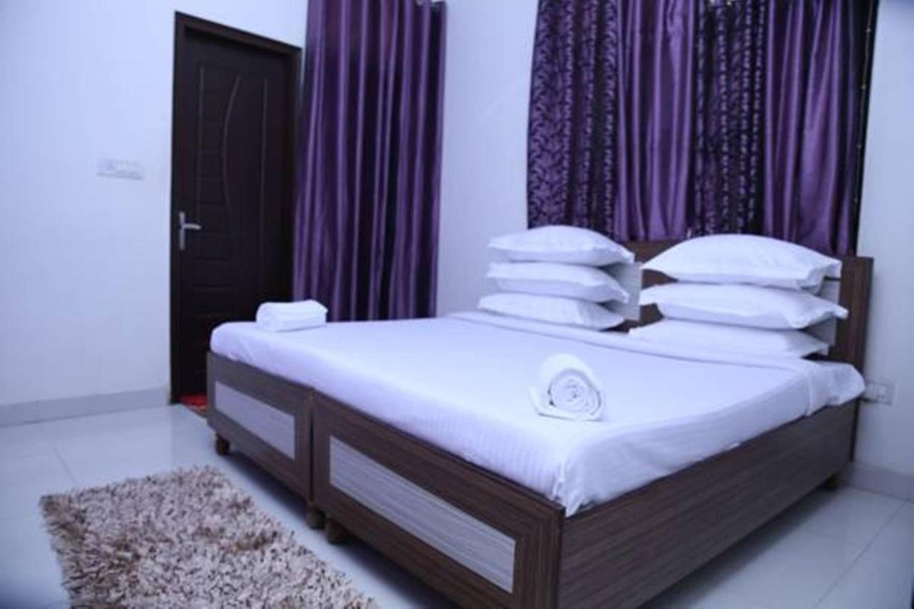 Hotel Airport Land New Delhi Buitenkant foto